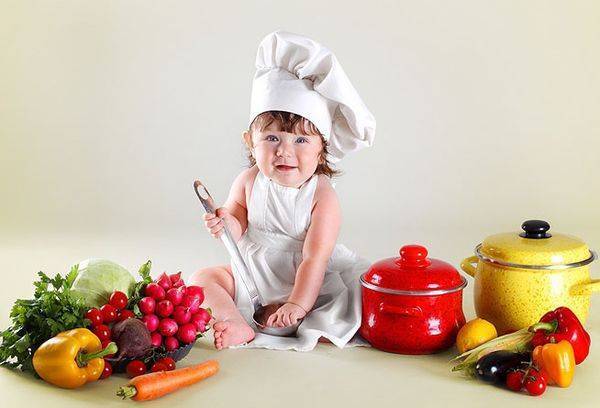 Чем кормить малыша в 1 год: таблицы с рационом и режимом питания годовалого ребенка