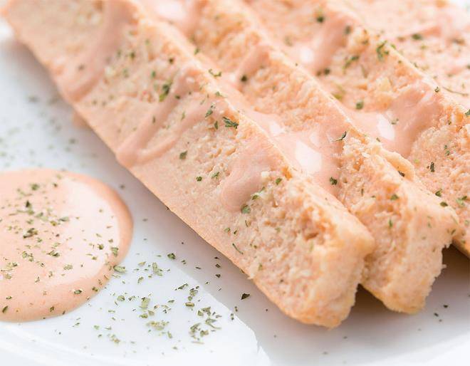 Чем кормить малыша в 1 год: таблицы с рационом и режимом питания годовалого ребенка