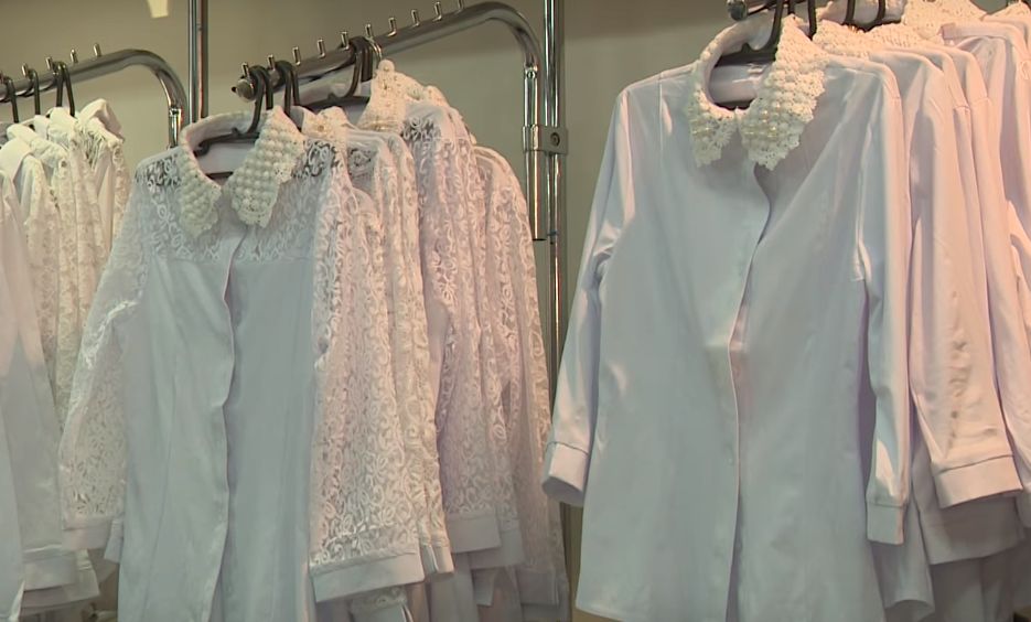 Что нужно первокласснику в школу: список канцтоваров и набор одежды для детей разного пола