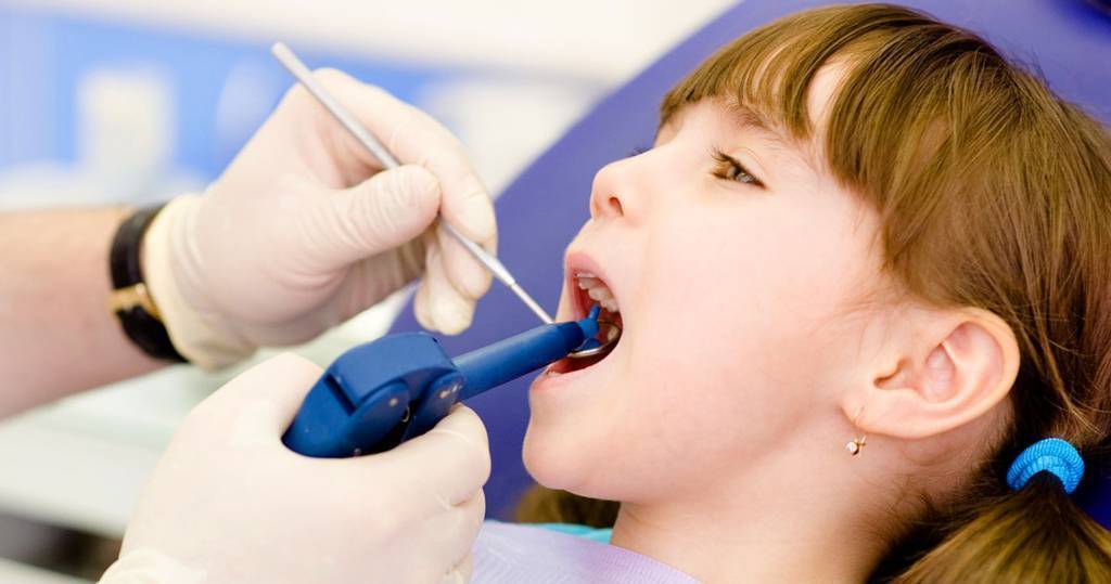 Фторирование молочных и постоянных зубов у детей: фото и описание процедуры