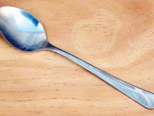 Причины появления неприятного запаха из уха у грудничка и способы устранения проблемы