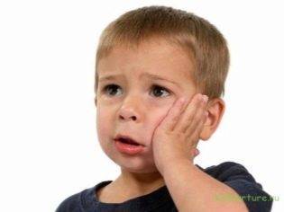 У ребенка опухла шея с одной стороны под ухом: причины, сопутствующие симптомы и лечение