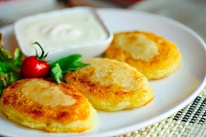 Чем кормить малыша в 1 год: таблицы с рационом и режимом питания годовалого ребенка