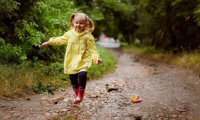 У ребенка опухла шея с одной стороны под ухом: причины, сопутствующие симптомы и лечение