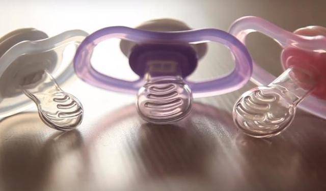 Ортодонтическая пустышка: фото и лучшие ортопедические соски от 0 до 6 месяцев