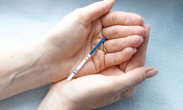 Можно ли забеременеть во время задержки месячных и стоит ли предохраняться?