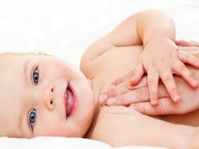 Как научить ребенка переворачиваться с живота на спину (Комаровский)