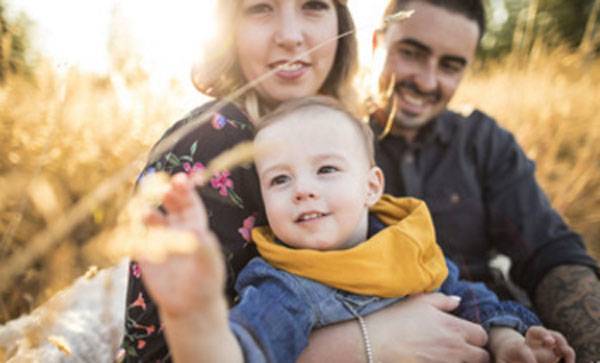 Почему ребенок стал моргать глазами и часто щуриться: причины и лечение