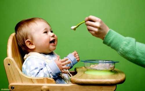 Развитие ребенка в 7 месяцев: питание, вес и рост, что должен уметь (таблица)