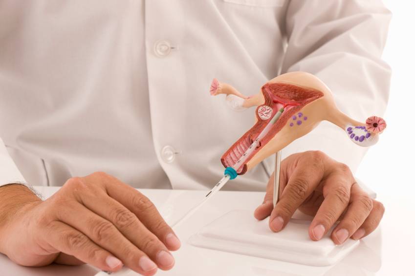 Тест отрицательный, но тошнит при задержке месячных: что это значит?