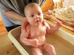 Когда ребенок начинает сидеть самостоятельно, во сколько месяцев малыш садится?