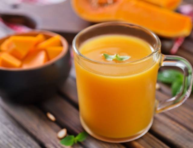 Яблочный сок при грудном вскармливании, березовый и томатный: какие можно маме?