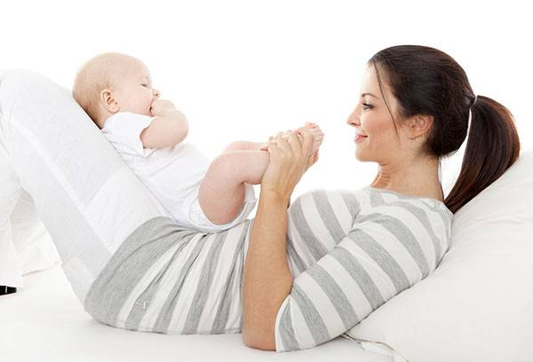 Когда ребенок начинает сидеть самостоятельно, во сколько месяцев малыш садится?