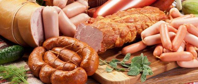 Можно ли сосиски при грудном вскармливании, колбасу и ветчину кормящей маме?