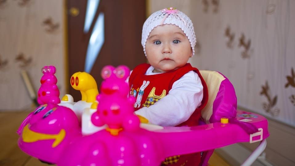 Ходунки для детей: со скольки месяцев можно сажать ребенка, польза или вред?