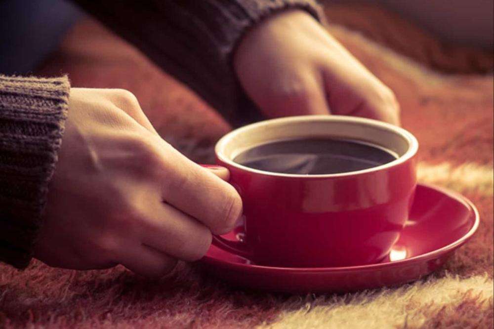 Можно ли кофе при грудном вскармливании кормящей маме: с молоком, без кофеина?