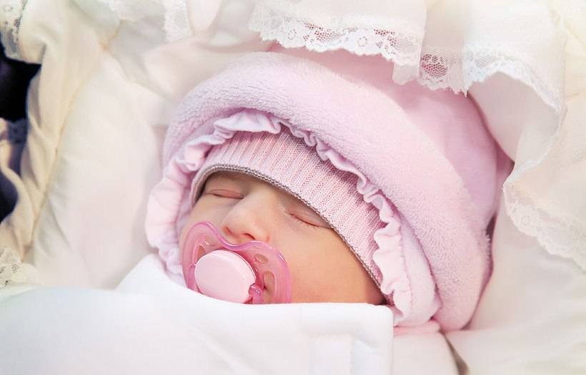 Как одеть ребенка по погоде на прогулку и дома: таблицы для новорожденного