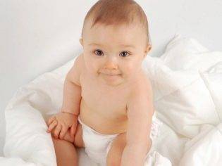 Когда ребенок начинает сидеть самостоятельно, во сколько месяцев малыш садится?