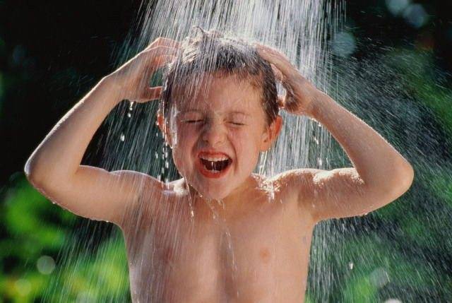 Можно ли купать ребенка при ветрянке, когда мыть после заболевания?