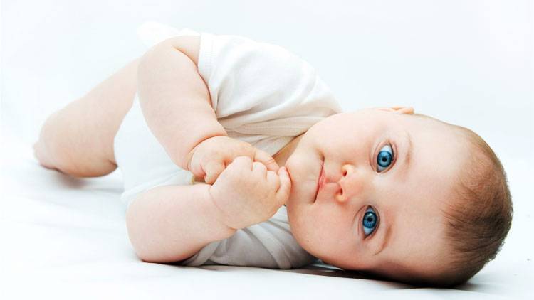 Что должен уметь ребенок в 6 месяцев: критерии развития девочки, мальчика