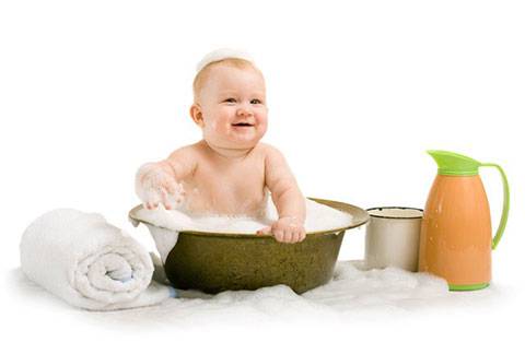 В каких травах купать новорожденного: хвойный экстракт, лавровый лист, чистотел