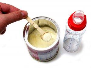 Ребенок не ест смесь, отказывается ее кушать: что делать маме?