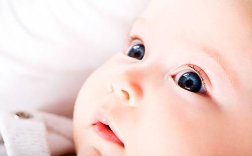 Когда меняется цвет глаз у новорожденных: какого они цвета у маленьких детей?