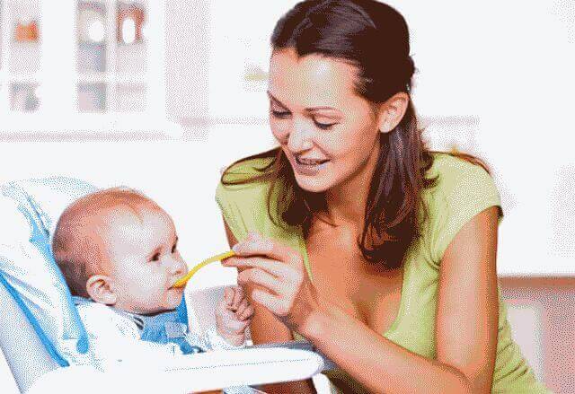 Прикорм в 4 месяца ???? на искусственном вскармливании и грудном: таблица, схема