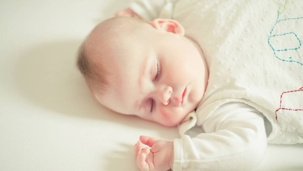 Сколько должен спать ребенок в 4-5 месяцев: нормы днем и ночью, плохой сон