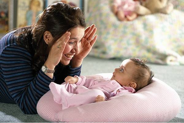 Как развивать ребенка в 4 месяца: игры в домашних условиях, занятия, игрушки