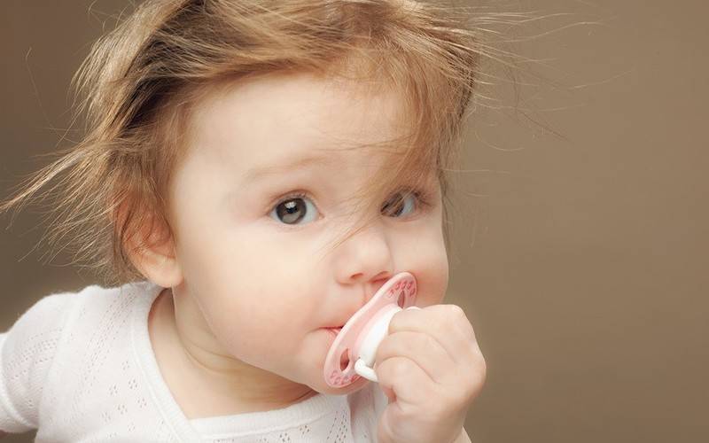 Ортодонтическая пустышка: фото и лучшие ортопедические соски от 0 до 6 месяцев