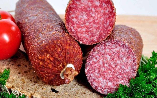 Можно ли сосиски при грудном вскармливании, колбасу и ветчину кормящей маме?