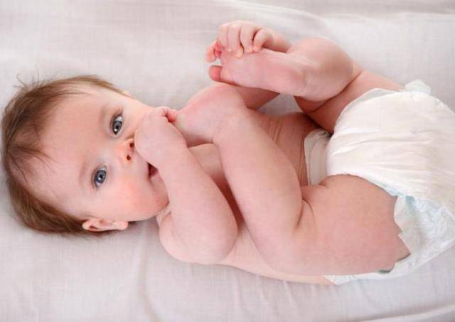 Сыпь у ребенка на попе - фото прыщей с пояснениями, причины аллергии и сухой кожи, лечение