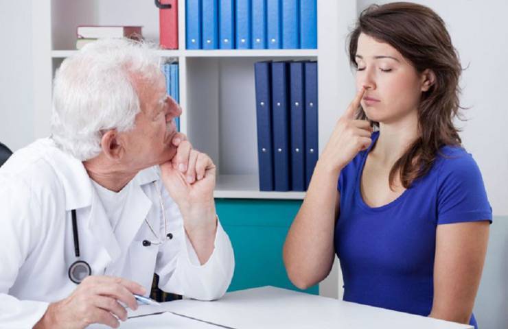 Задержка месячных и белые выделения при отрицательном тесте: причины, боль и другие симптомы