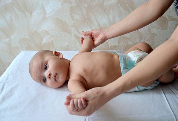 Как научить ребенка переворачиваться с живота на спину (Комаровский)