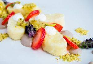 Творог при грудном вскармливании и сметана: можно ли творожную запеканку?