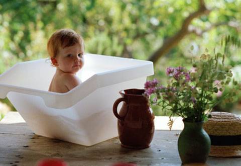 В каких травах купать новорожденного: хвойный экстракт, лавровый лист, чистотел