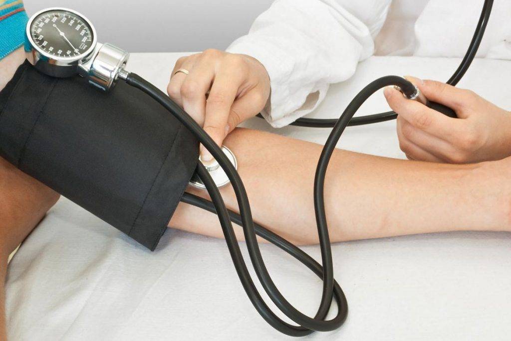 Ребенка укусил клещ: что делать, через какое время видны симптомы - фото и признаки укуса