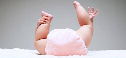 Белые комочки в кале у грудничка при грудном вскармливании: причины белого стула