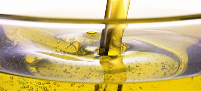 Вазелиновое масло для новорожденных: применение (при запоре, в нос и уши)