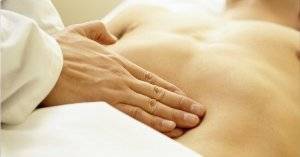 У ребенка болит живот в области пупка - что делать в такой ситуации?