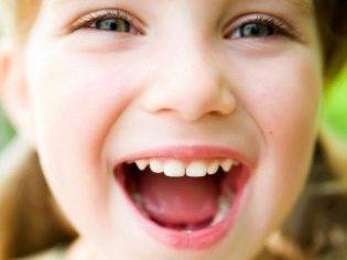 Причины появления неприятного запаха из уха у грудничка и способы устранения проблемы