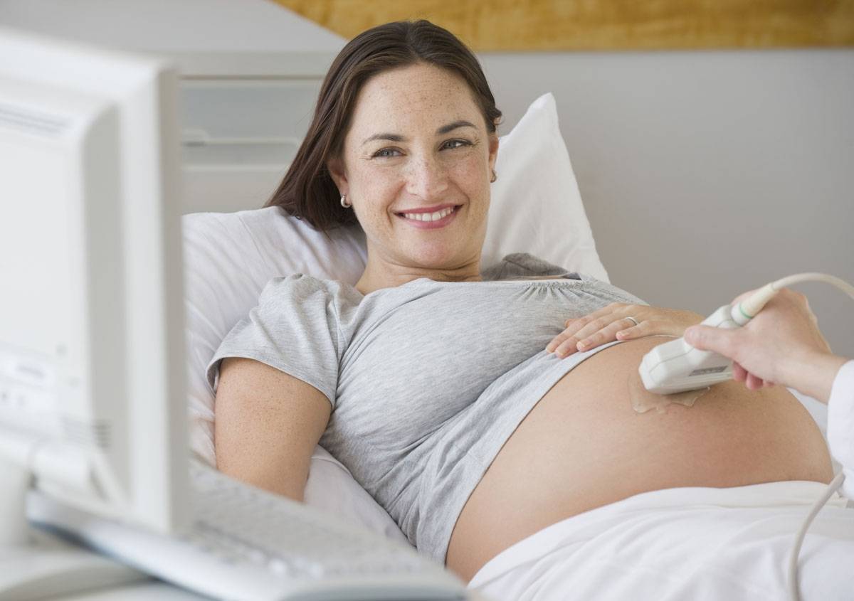 Как ведет себя ребенок перед родами и во время схваток: активно шевелится или затихает?