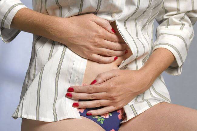 После родов болит низ живота как при месячных или схваткообразные боли: причины и помощь роженице