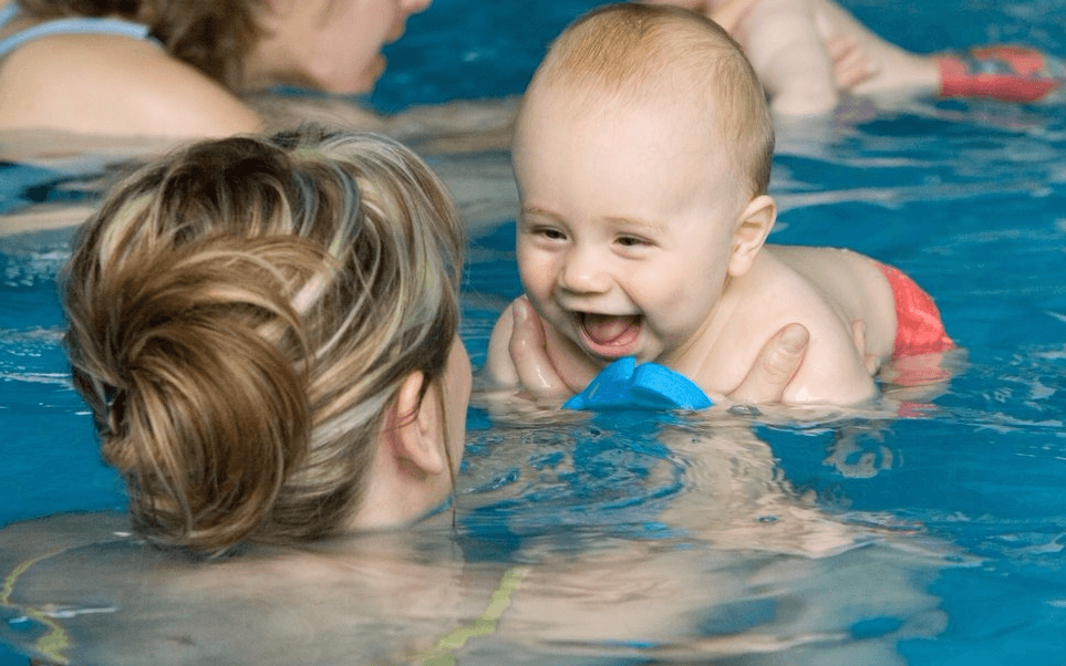 Грудничковое плавание: видео в ванне и бассейне - за и против (Комаровский)