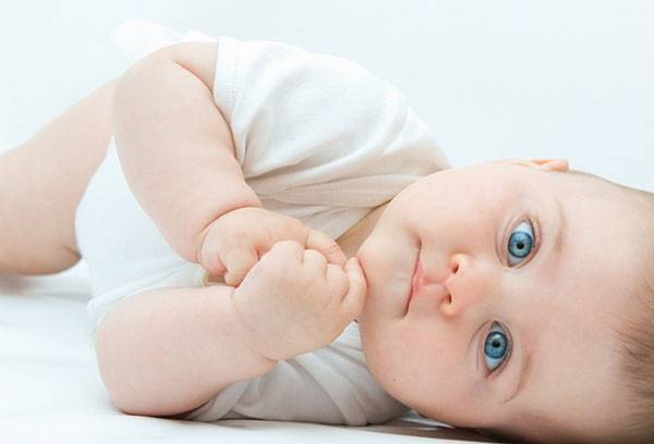 Как научить ребенка переворачиваться с живота на спину (Комаровский)