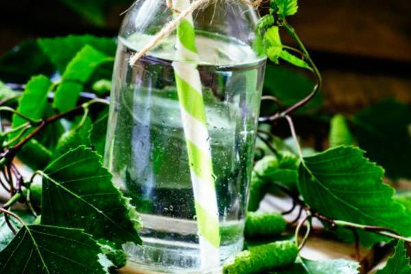 Яблочный сок при грудном вскармливании, березовый и томатный: какие можно маме?