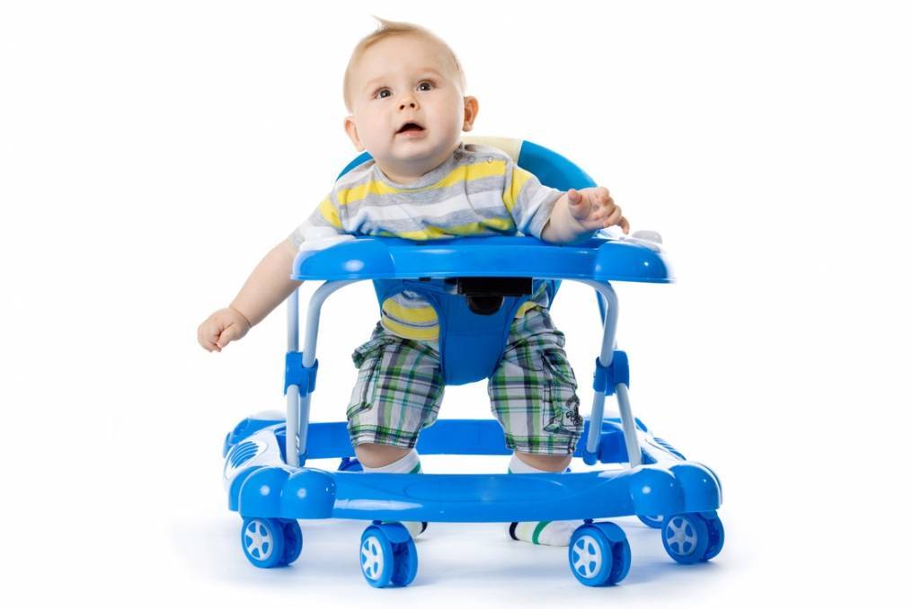 Ходунки для детей: со скольки месяцев можно сажать ребенка, польза или вред?
