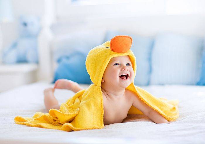 Когда новорожденный начинает улыбаться осознанно и смеяться в голос?