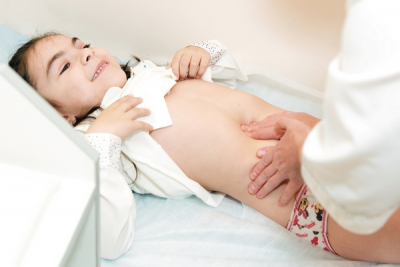 У ребенка болит живот в области пупка - что делать в такой ситуации?